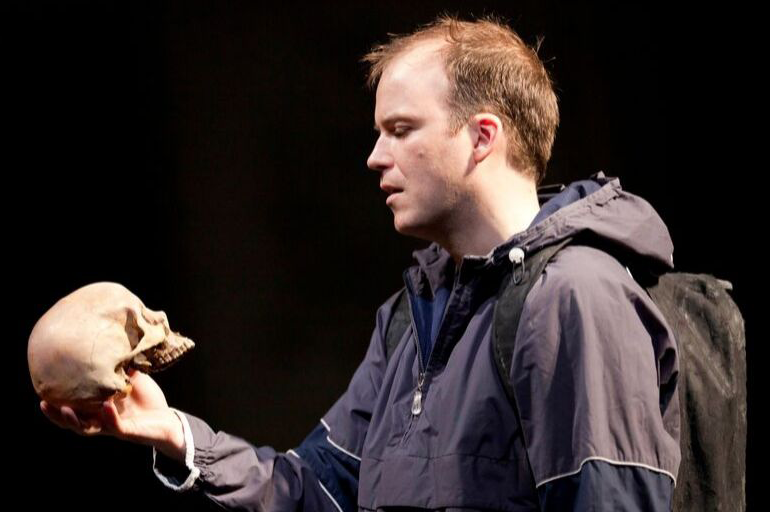 Rory Kinnear holding a skull in the production of Hamlet
